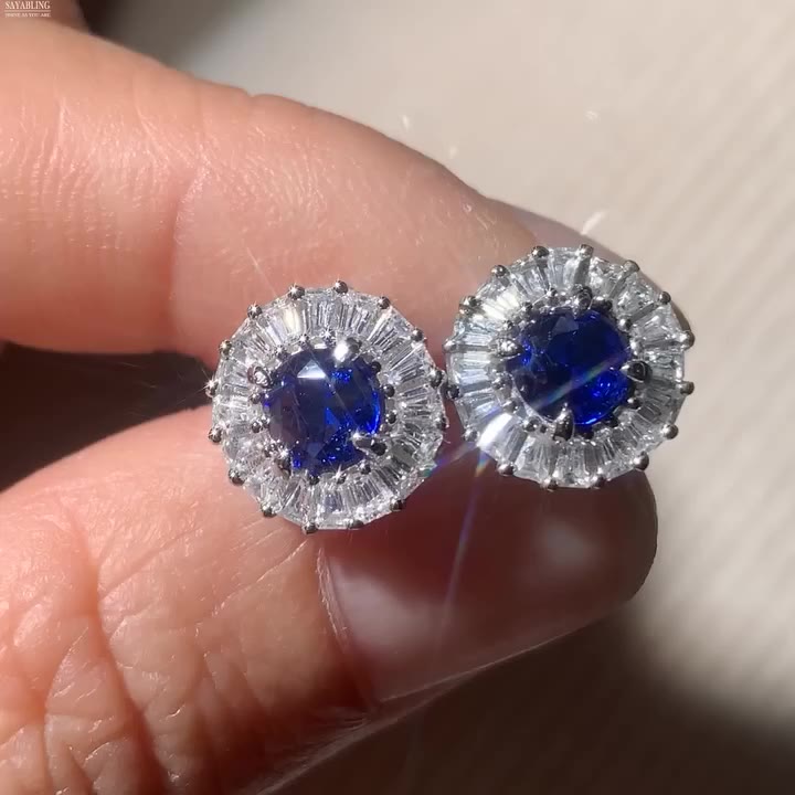 🩵 The classic halo setting exudes a truly premium feel; the plump sapphire…