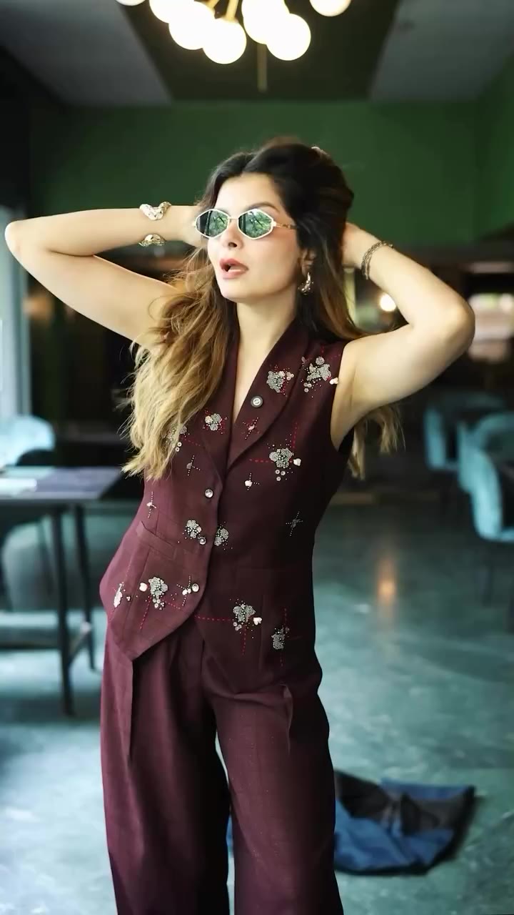Serving looks effortlessly, @mehndi_jashnani in our teal jaquard skirt set and…