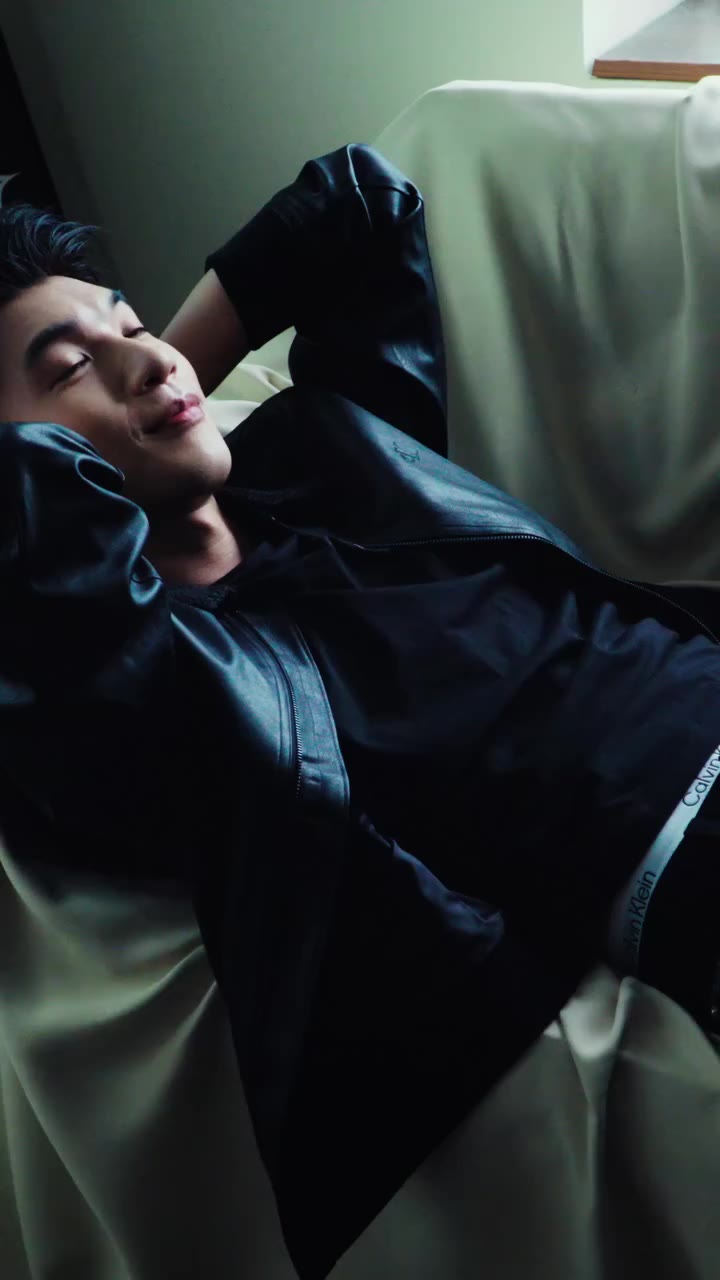 CALVIN KLEIN | Mạnh mẽ, nam tính cùng bản phối all-black từ Calvin Klein…