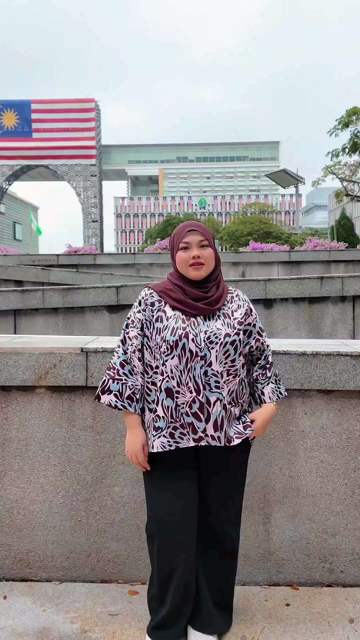 Okay untuk yang masih tertanya-tanya apa beza Eva Shirt & Lora shirt. Haa…