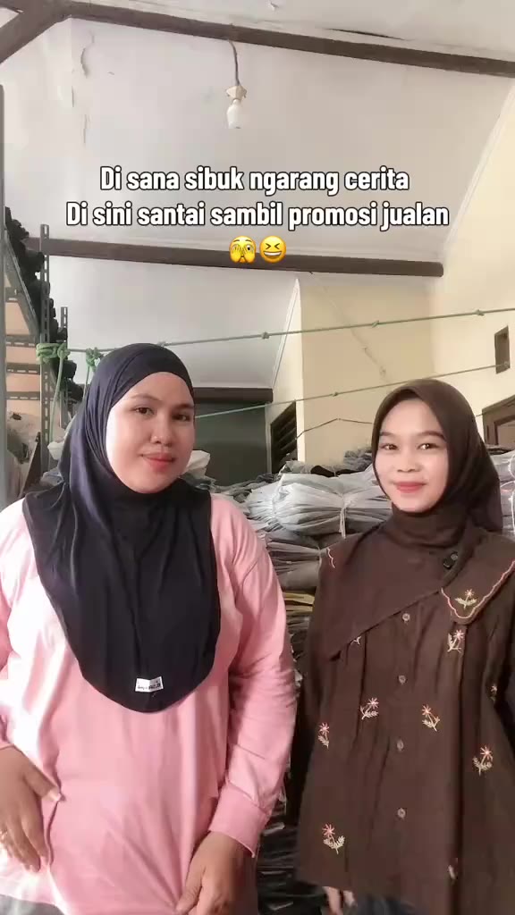 Sibuk promosi biar semua orang tau kalo di burlois original ada celana formal…