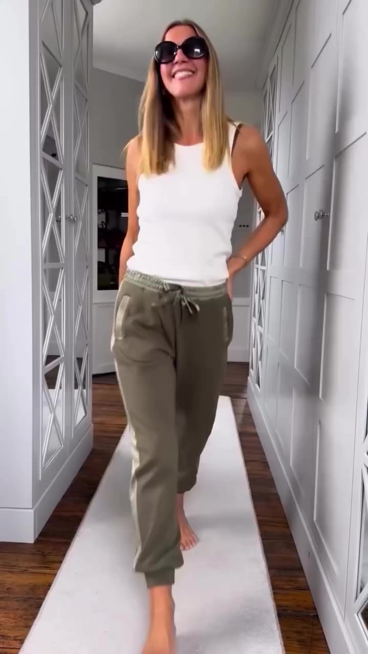 What’s your weekend uniform? Side-stripe joggers with a little more polish, or…