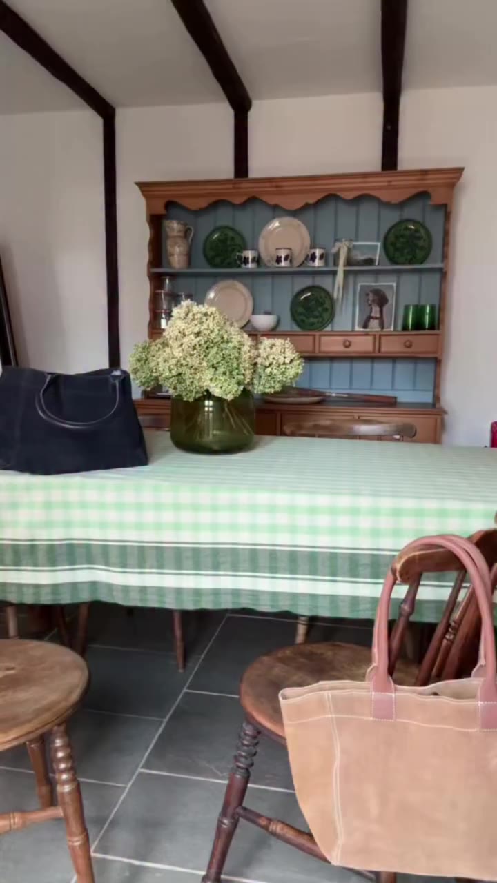 We know matching the right bag to your outfit can be a serious decision 👀…