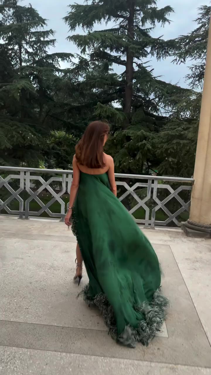 Stunning @ninoeliava in the Eveline Emerald Dress✨