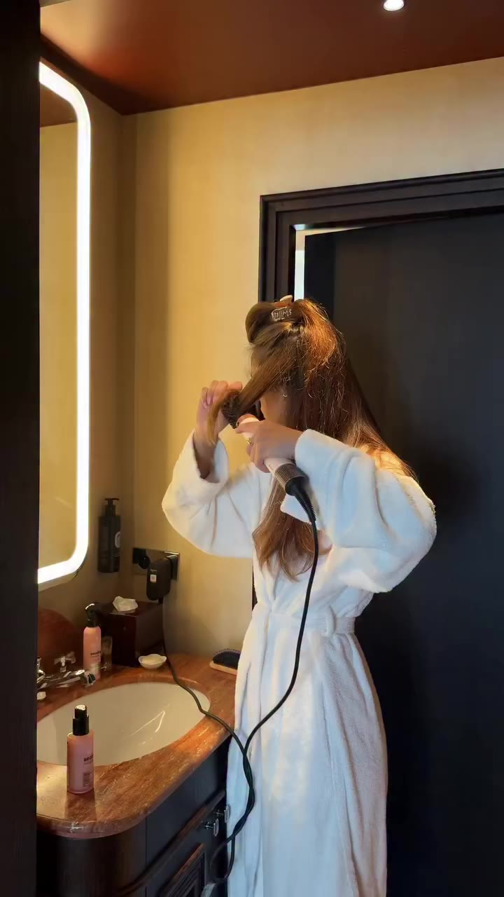 A little hotel morning reset ✨ Giving my hair some extra love after a summer…