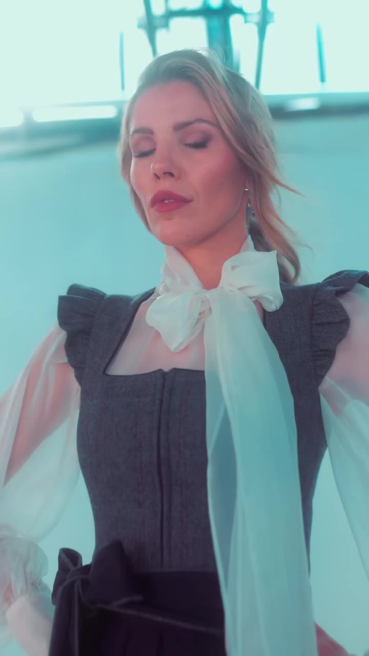 Dirndl Skye Romance 💙 Ob mit oder ohne Dirndlbluse: Dieser Look ist ein…