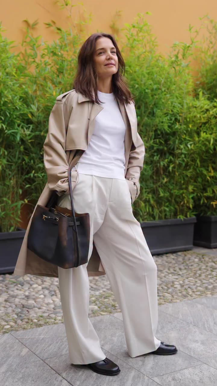 All eyes on the arrival. Actress @katieholmes stepped into Milan for the Tod’s…