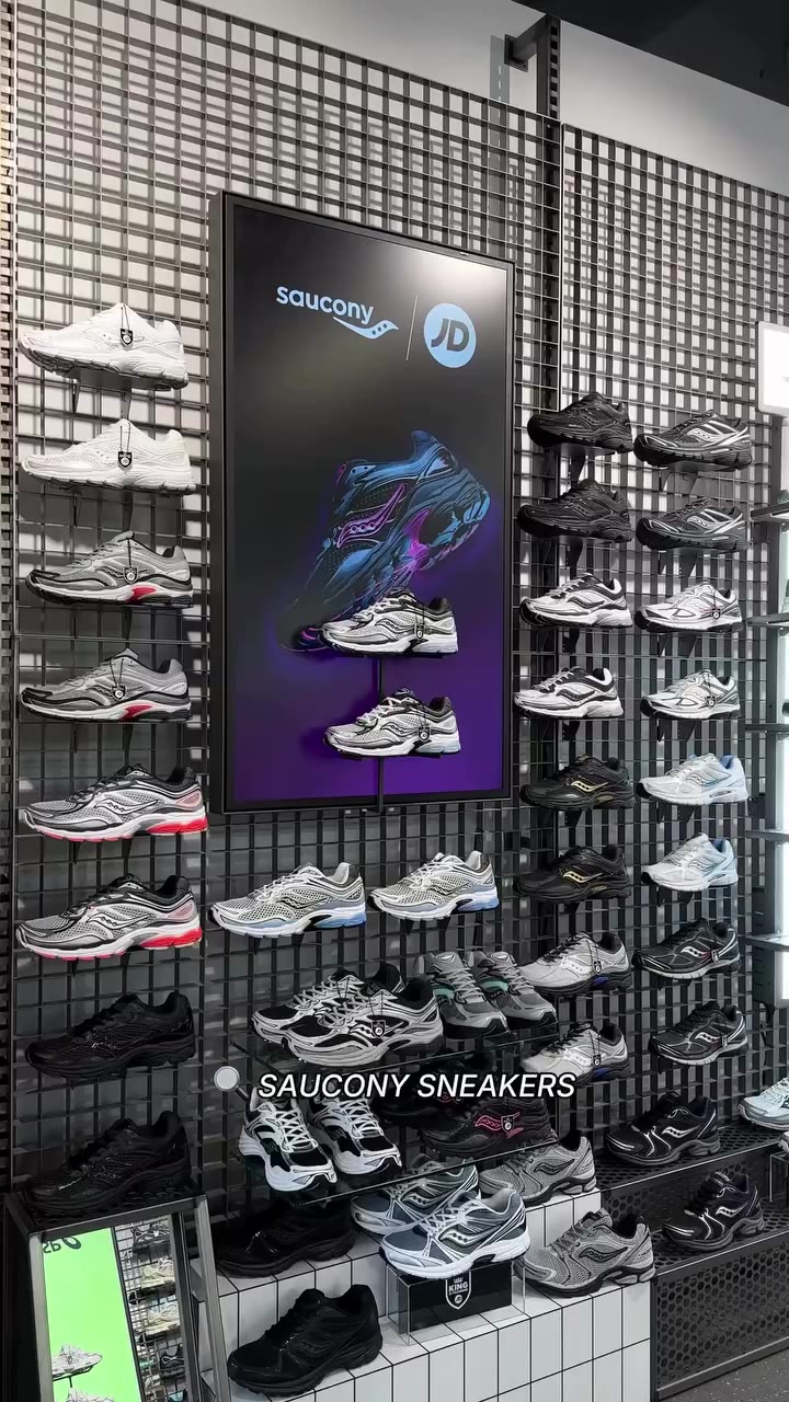 Spotted in-store: Saucony 😮‍💨 🔍 Shop @saucony_eu sneakers online of in de…