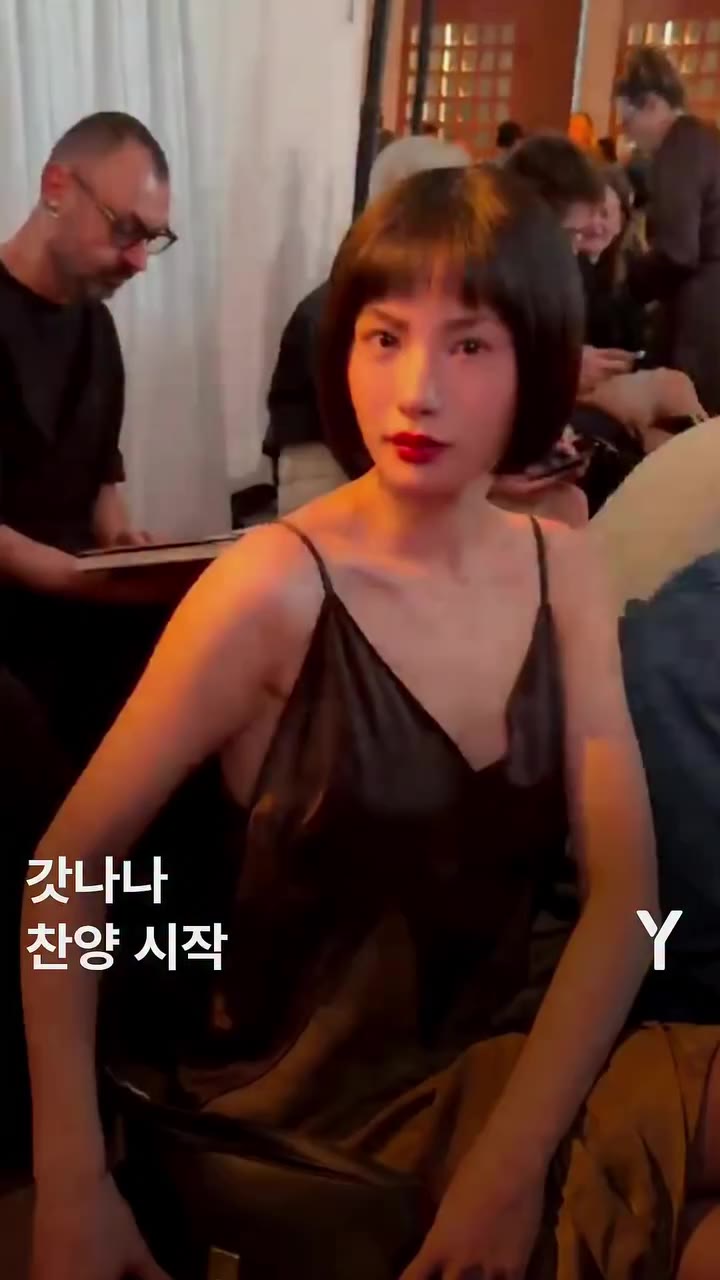 나나 언니는 신이에요…! 페라가모 2027 봄/여름 컬렉션 쇼에서 만난 나나. 독보적인 오라로 현장을 단숨에 사로잡았습니다. 🫶…