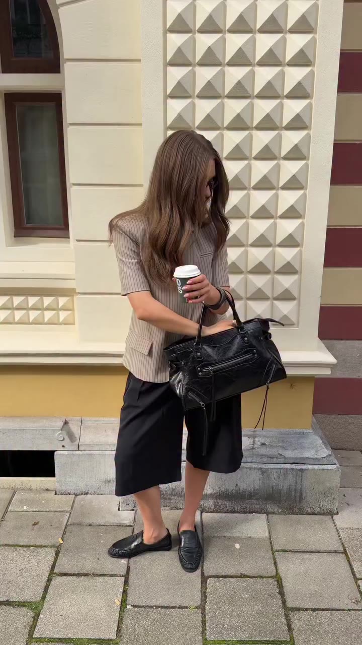 City strolling🧋 @isabellevdbroek #gutsgusto