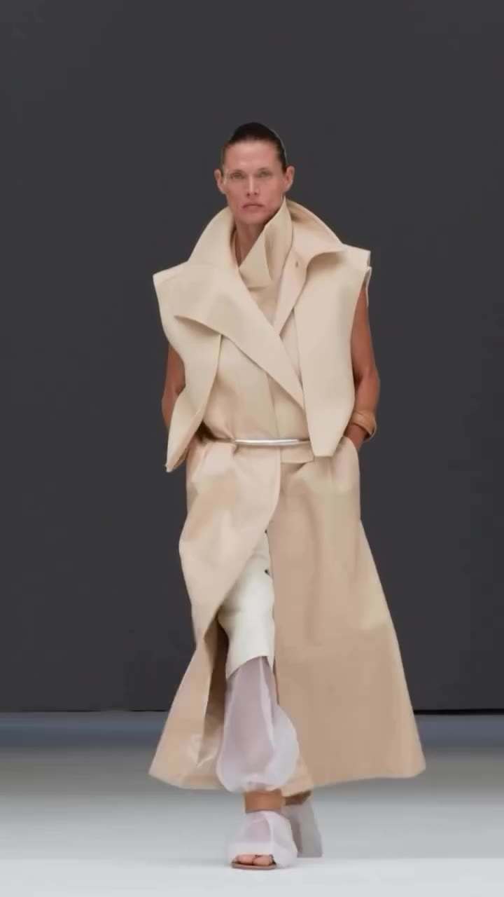 Effortless coolness, even when the temperature rises. For SS27, @sportmax made…