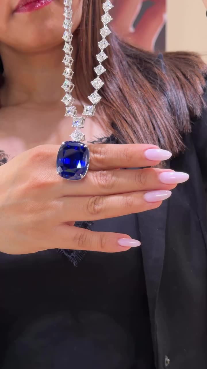 September is for sapphires, and Jinee @jineejewels delivers them exquisitely…