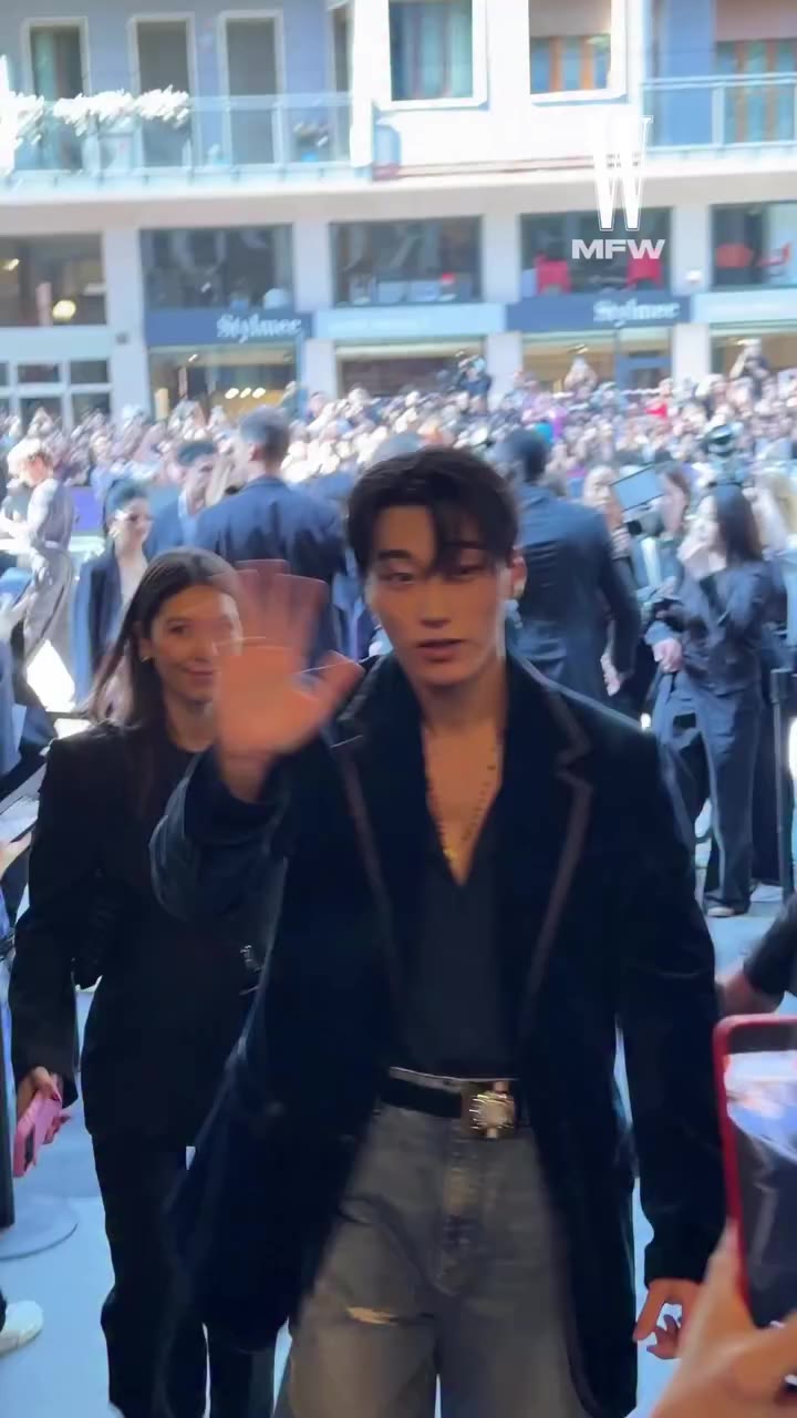 #Wmoments #MFW 돌체앤가바나 앰배서더 에이티즈 최산의 행진, 그리고 포토타임. @wkorea @dolcegabbana…