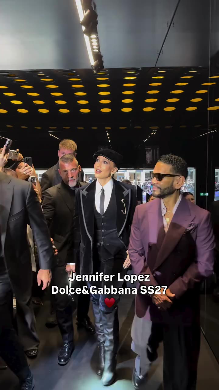 @jlo è appena arrivata alla sfilata SS27 di @dolcegabbana ♥️ #jlo…