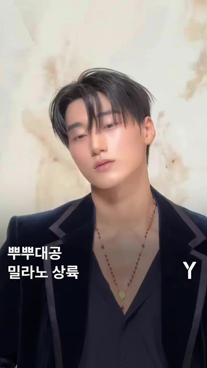 돌체앤가바나 2027 봄/여름 쇼에 도착한 에이티즈 산. 오늘도 겉바속촉 매력으로 밀라노 현장을 들었다 놨다 하는 중! #Ymagazine…