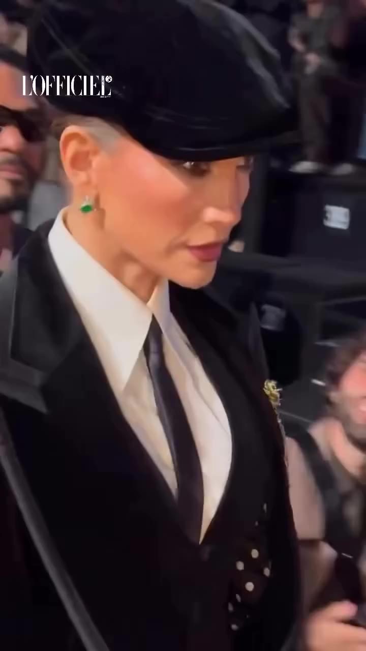 Jennifer Lopez (@jlo) trở thành tâm điểm tại show diễn Dolce & Gabbana trong…
