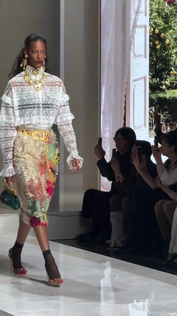 Extravagância siciliana! A @dolcegabbana desceu até o “bico” da “bota” em…