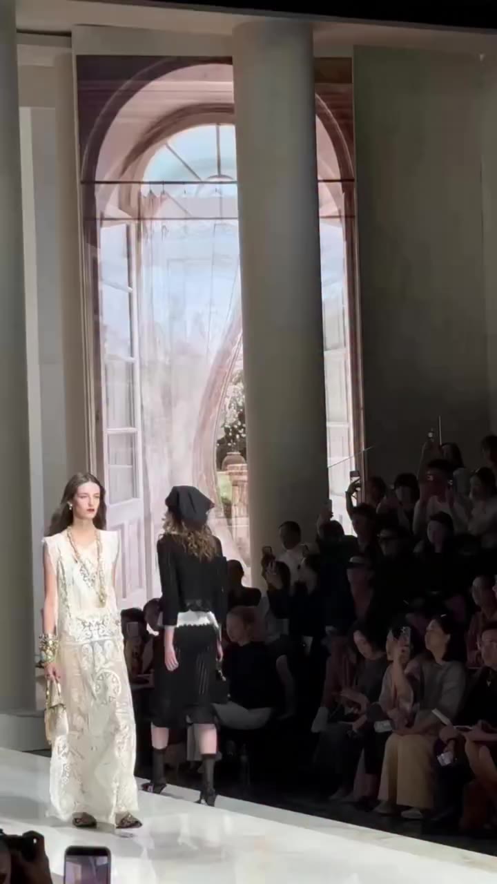 #MilanFashionWeek— @dolcegabbana presentó “Stravaganza Siciliana”, una…