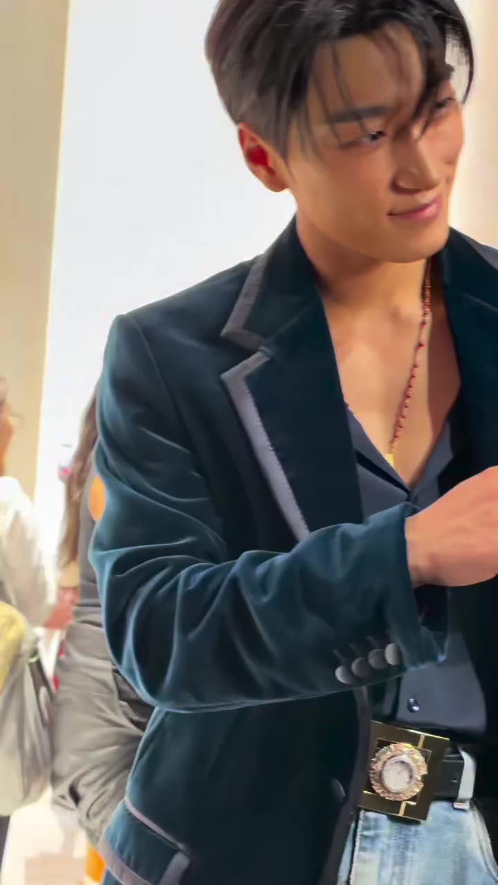 ATEEZのサンをドルチェ&ガッバーナのショーでキャッチ！ @choi3an #SAN #산 @ateez_official_ @dolcegabbana…