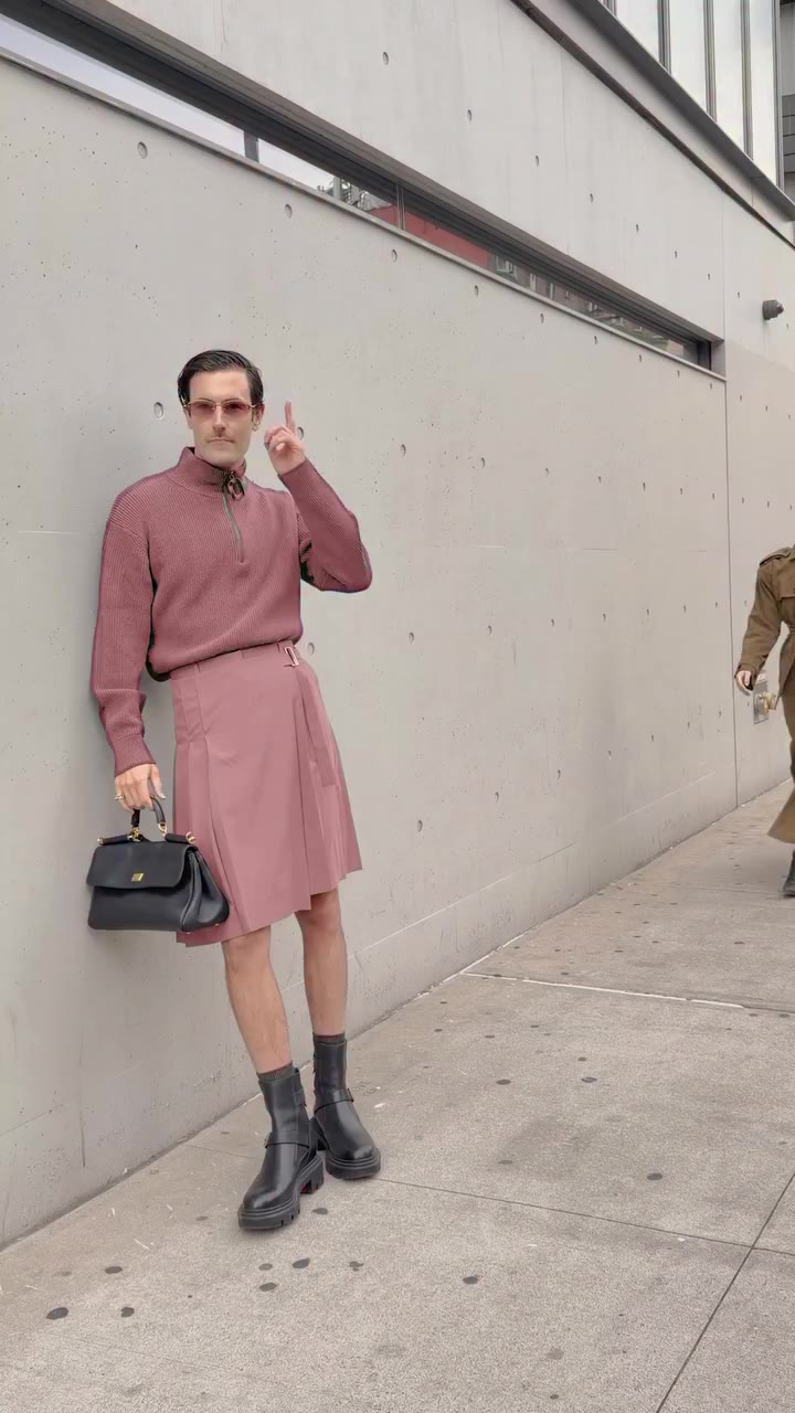 Him matching his skirt to his glasses ✔️