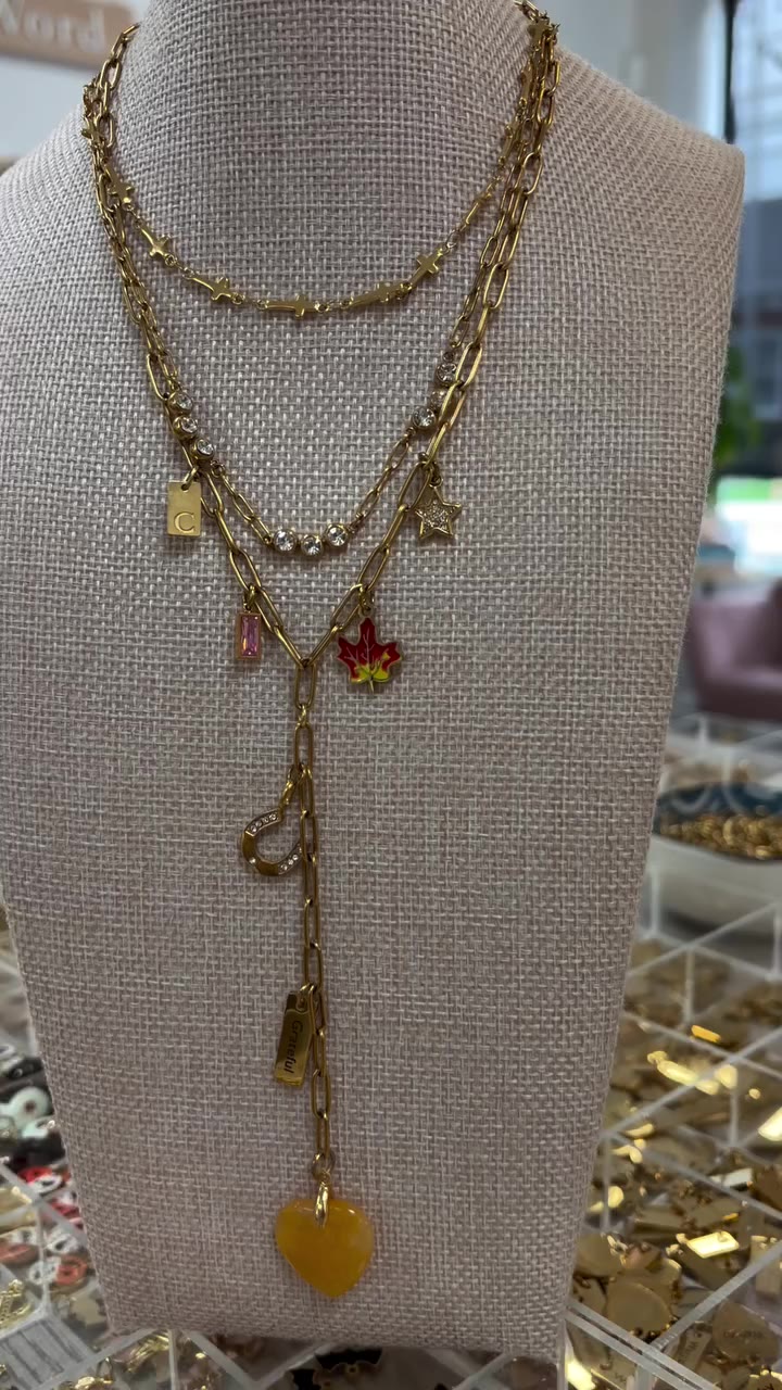 Loving this drop chain with all the fall vibes, a little luck, and that orange…
