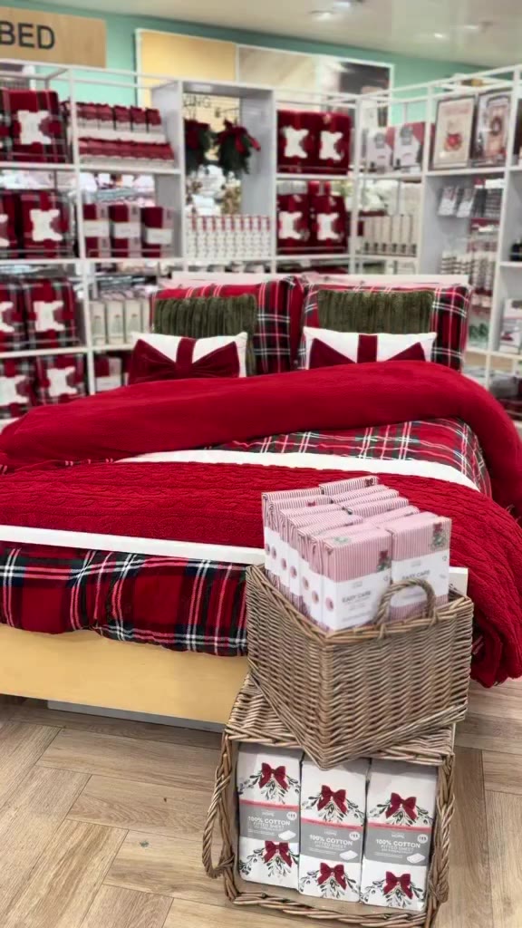 It’s never too early for a touch of festive ✨🎄 #Primark 🛍️ Shop via Click &…