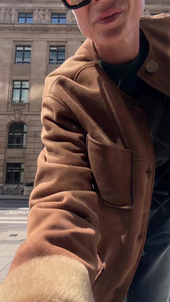 The perfect autumn look: denim paired with a cozy knit, a brown jacket and…