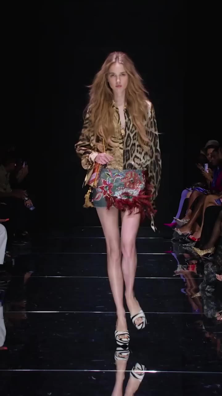 Roberto Cavalli commanded the Milan runway with a captivating Spring/Summer…