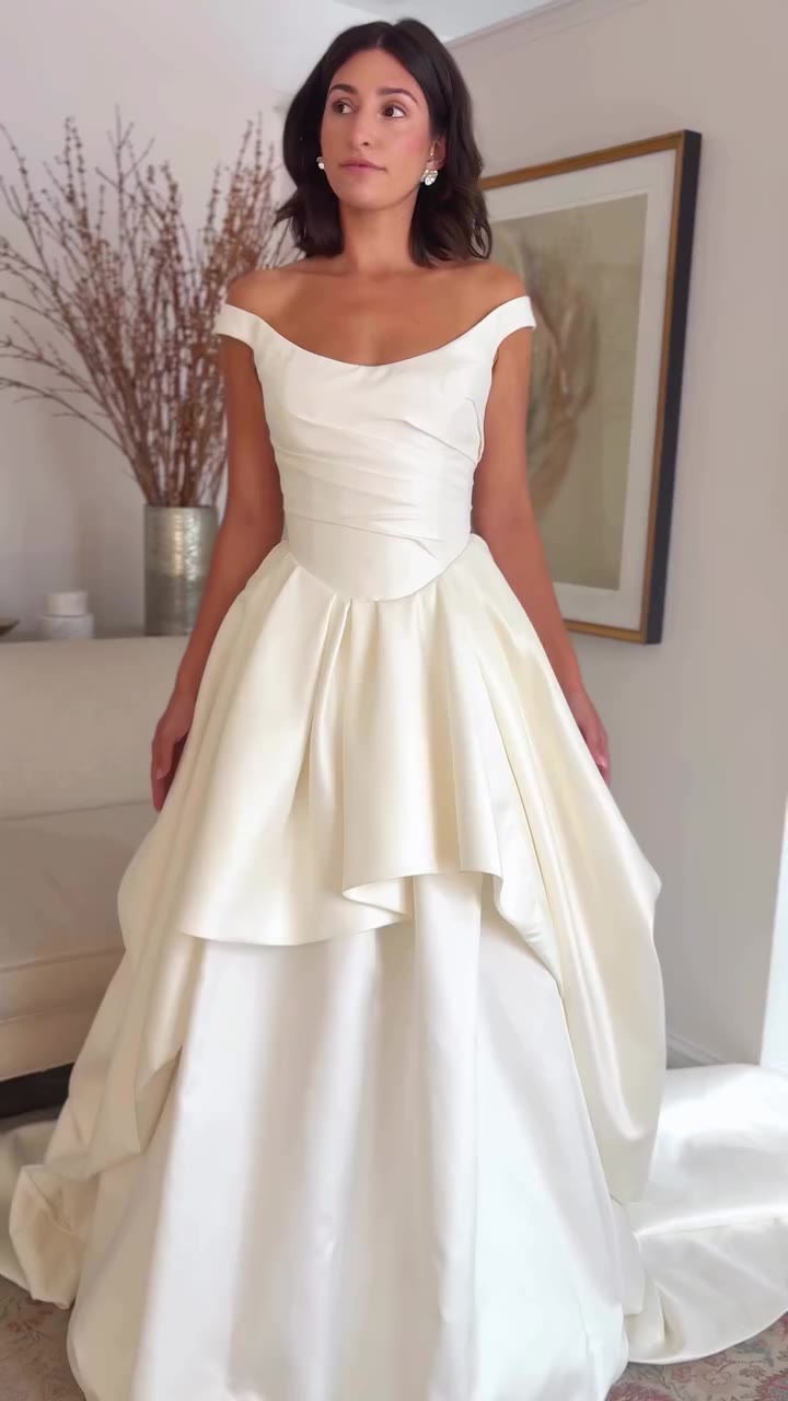 2 in 1 look 🕊️ meet ELLE by @jennyyoonyc . . . . #weddingdress #weddinggown…