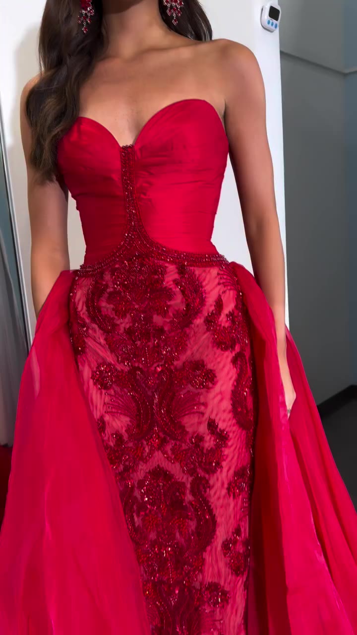 SHERRI HILL DEMI COUTURE ❤️✨ This STUNNING Sherri Hill beauty is made to turn…