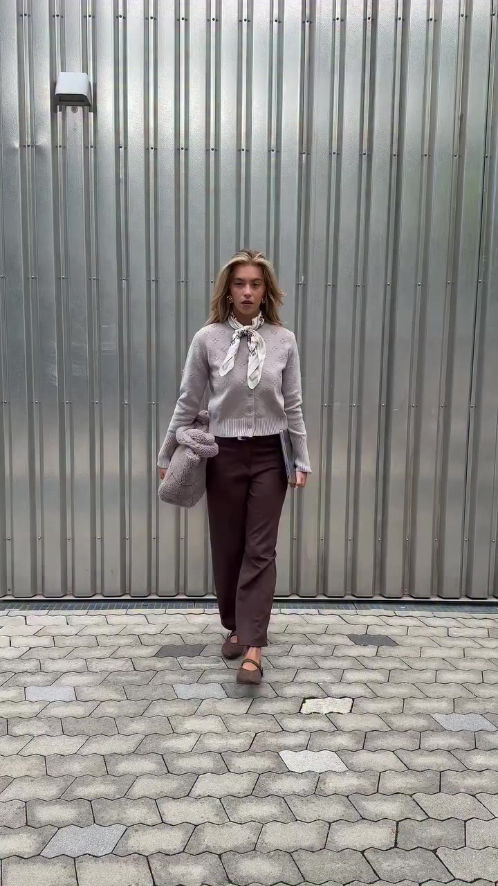spotted in munich: the perfect cardigan 🐑🧺🍂 #sassyclassy
