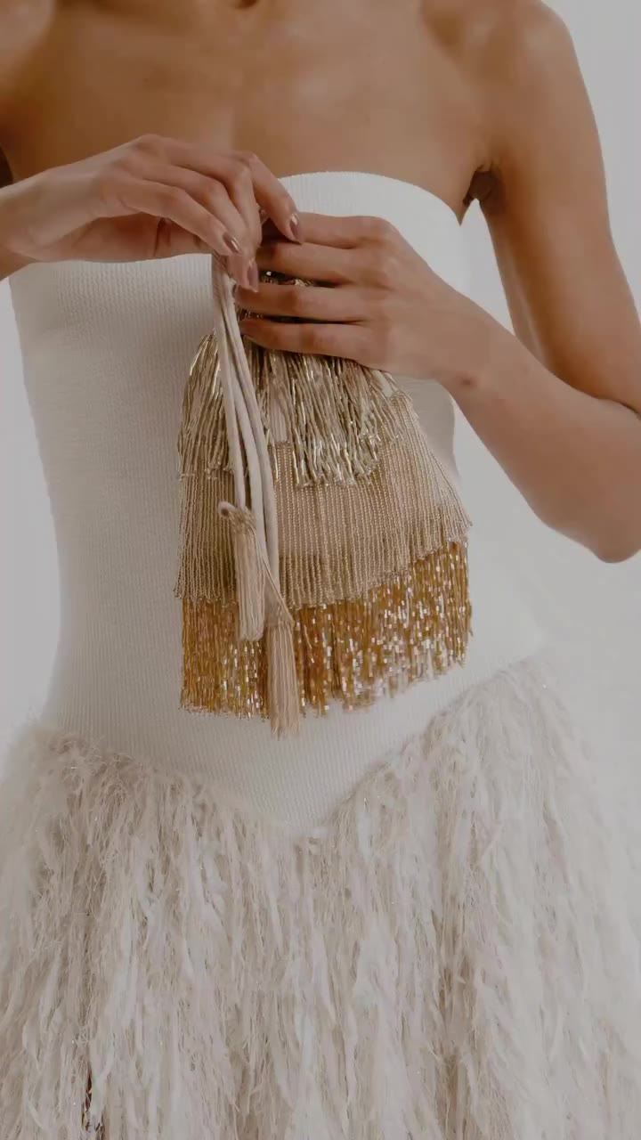 Bordada à mão e finalizada com franjas de miçangas, a Nina Bag acompanha o…