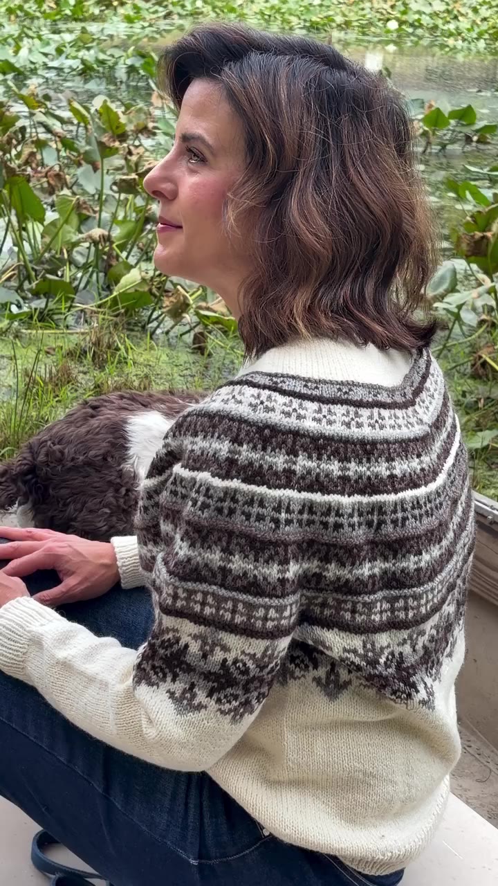 Up close with those colorwork details and a very sweet dog 🔎🧶 His little…
