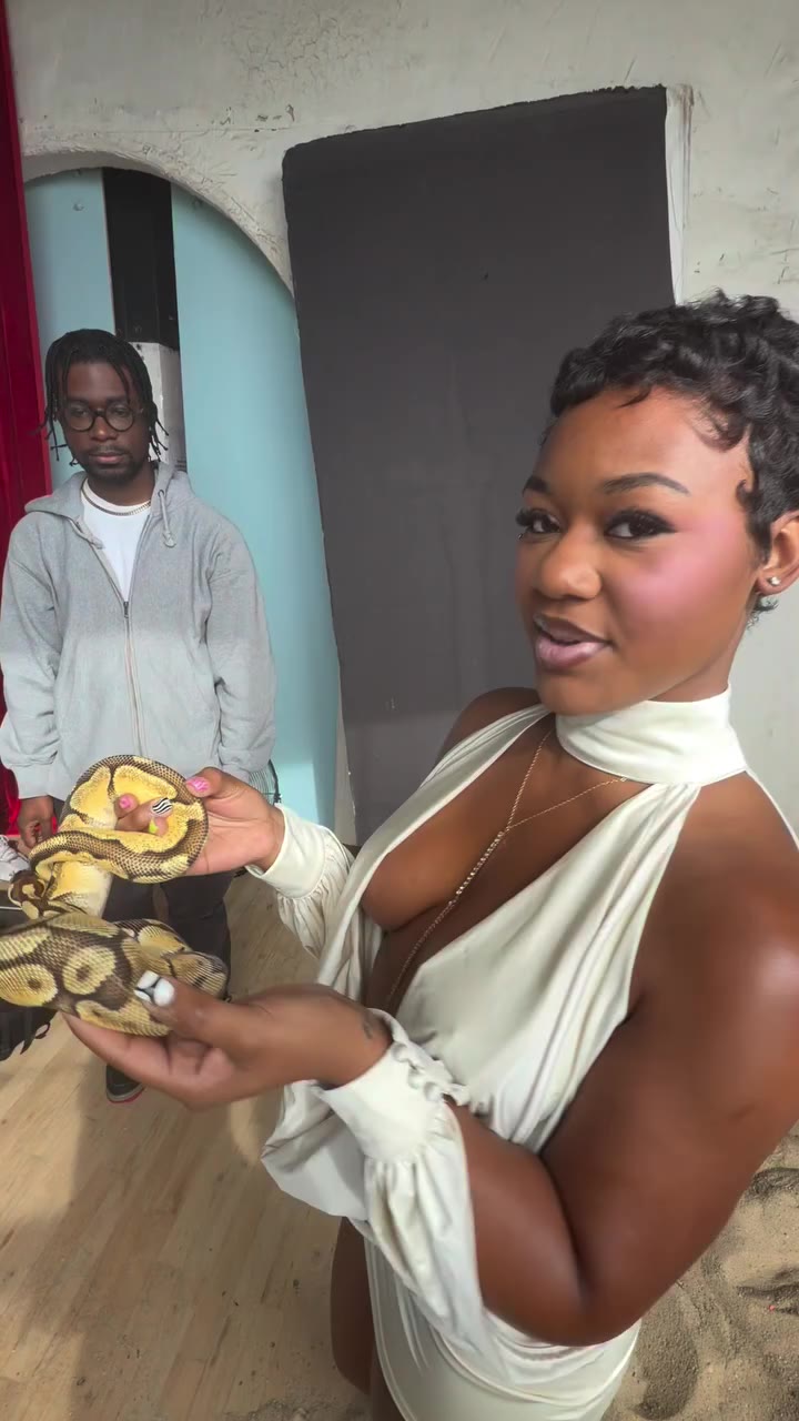 my very very first time holding a snake , I was not ready 🤣 @_or.jpg thanks…