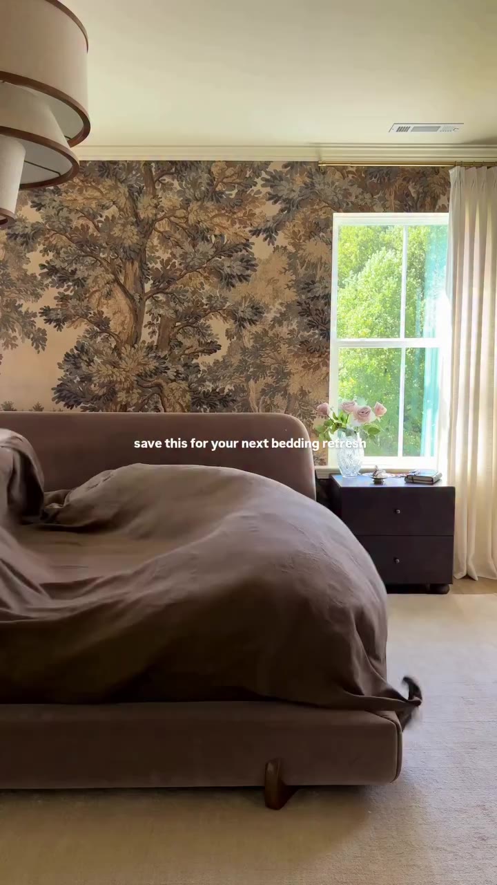 A little bedding refresh goes a long way. 🤎 @interiorbyrumeysa makes the case…