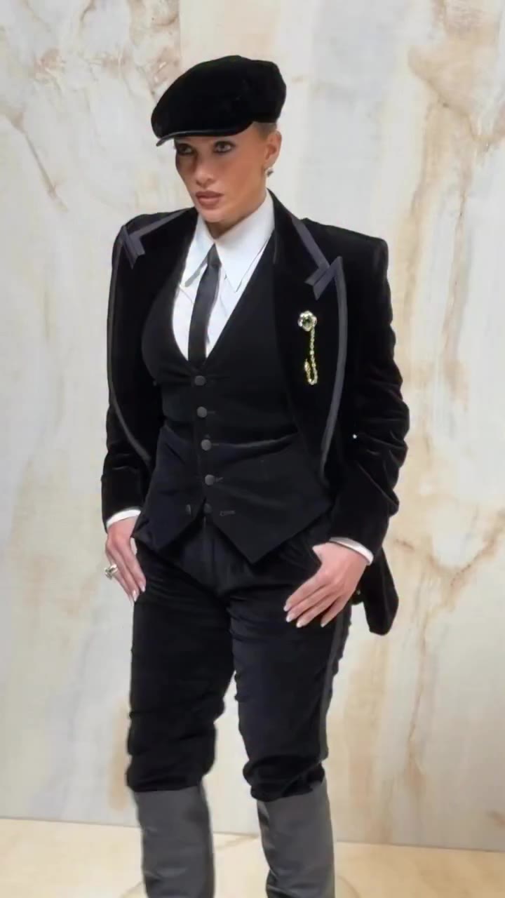 @jlo en su era Thomas Shelby para @dolcegabbana. Traje sastre negro de…
