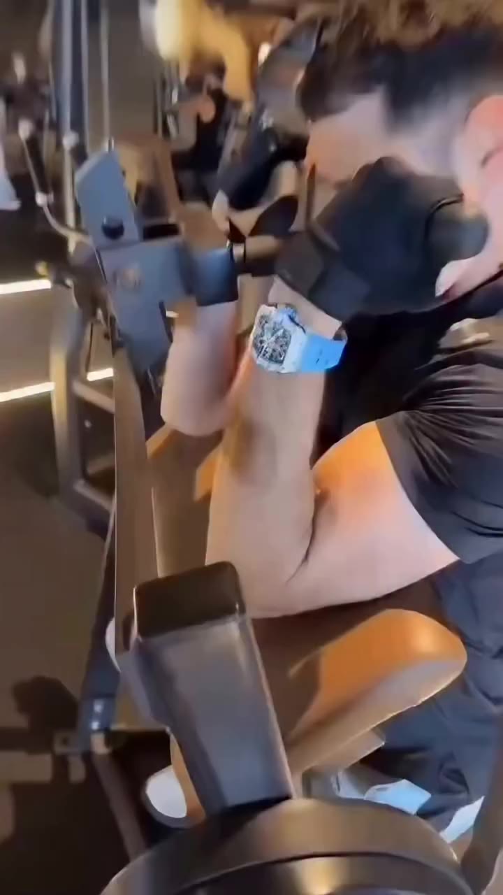 The perfect workout watch 🥶💸💸 The French football star Karim Benzema is…