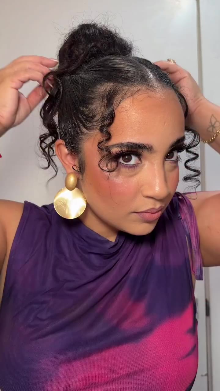 embracing your curls means getting creative and having fun with it 🙌🏼…