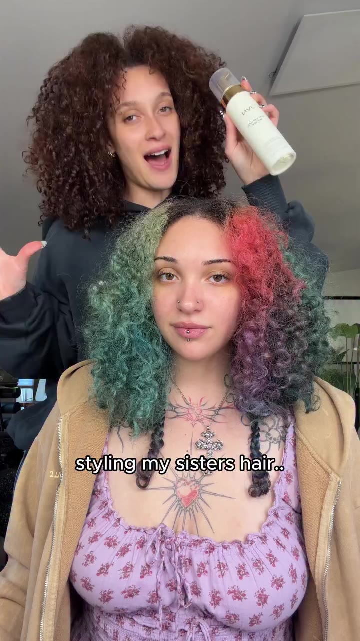 Styling my sisters curly hair 🥥 @skylarodney @jvnhair 🤎 working on this is…