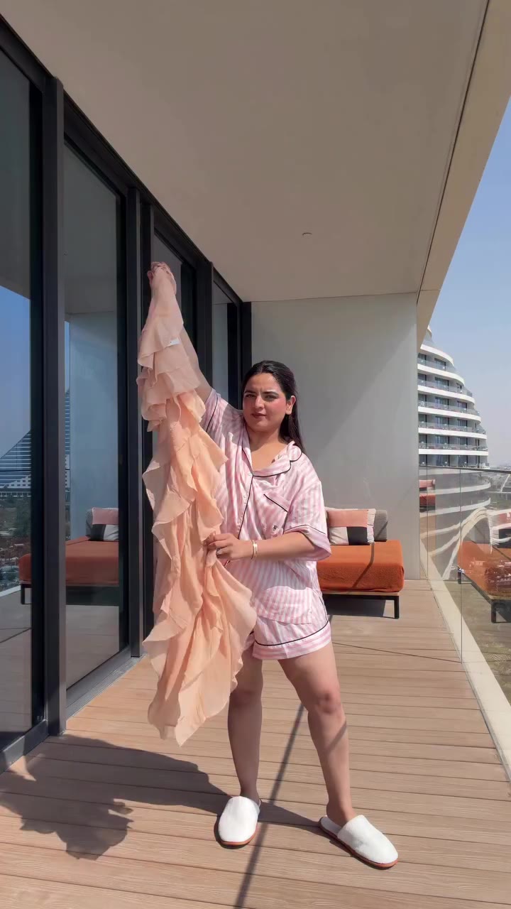 Feeling the Dubai sun☀️🤭 Comment for link🧡 #explore #transition #dubai…