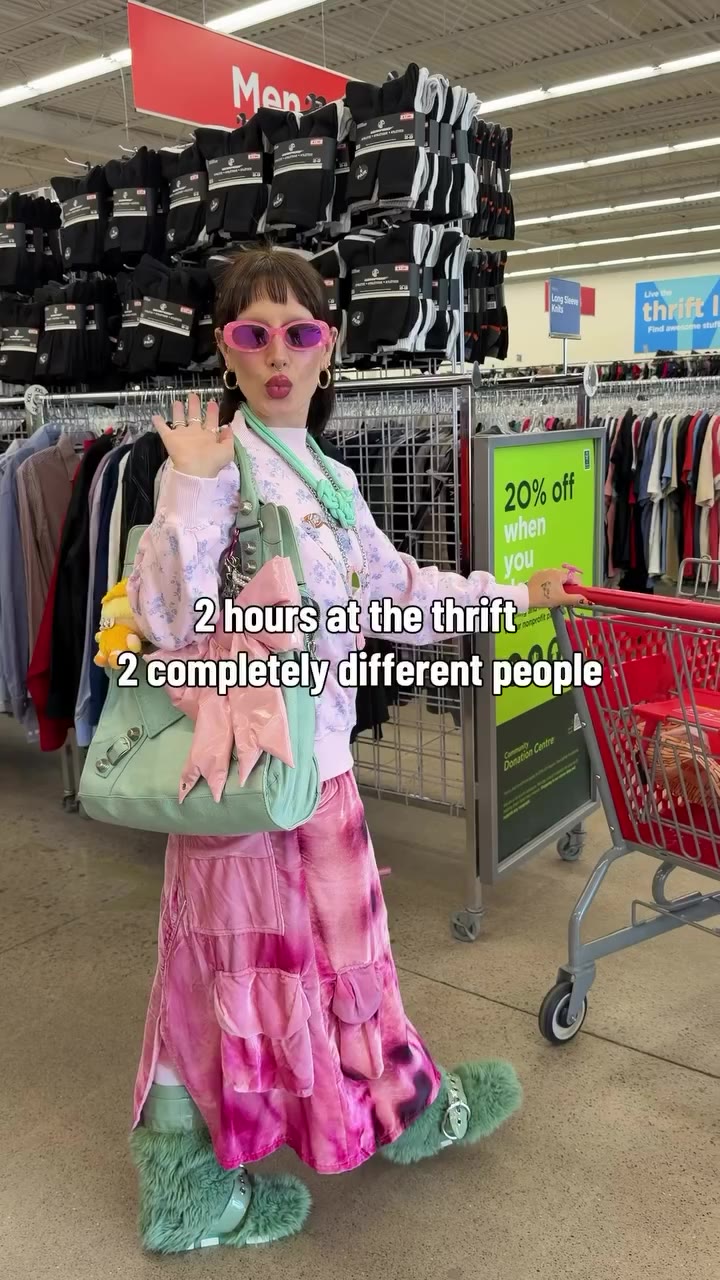 One of us can shop till we droppppp can u tell which one😻🛍️