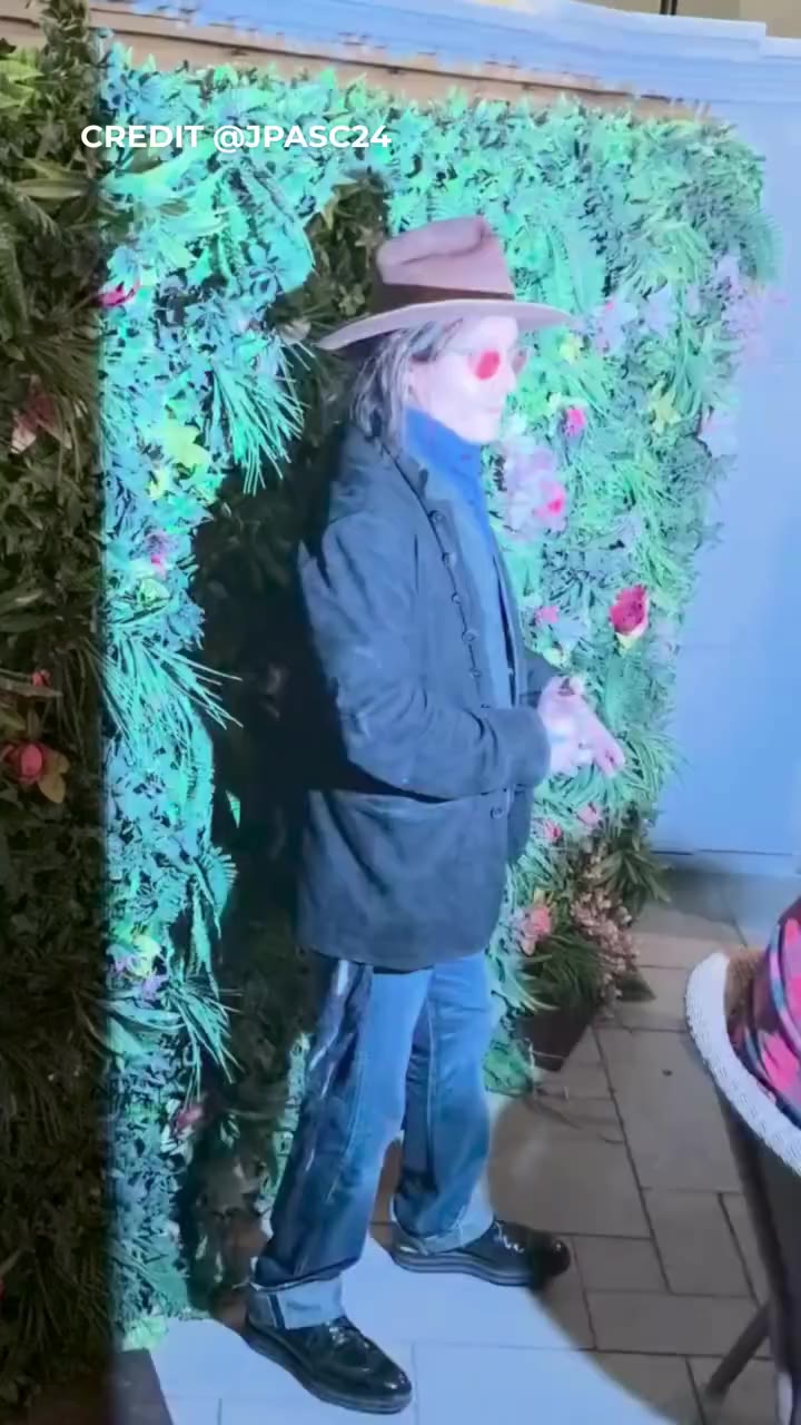 Johnny Depp had an unusual snack in Las Vegas! 😂🌿 The actor made a rare…