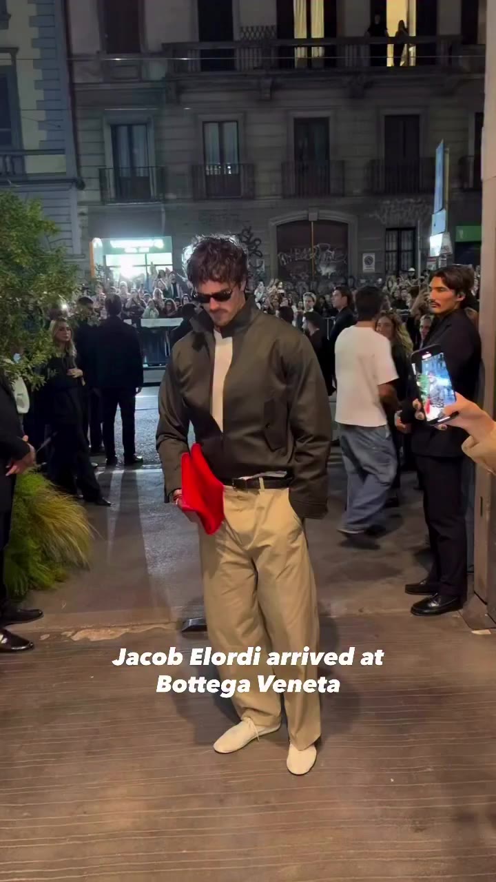 @jacobelordi at #BottegaVeneta show❤️ #JacobElordi cc: @VogueItalia