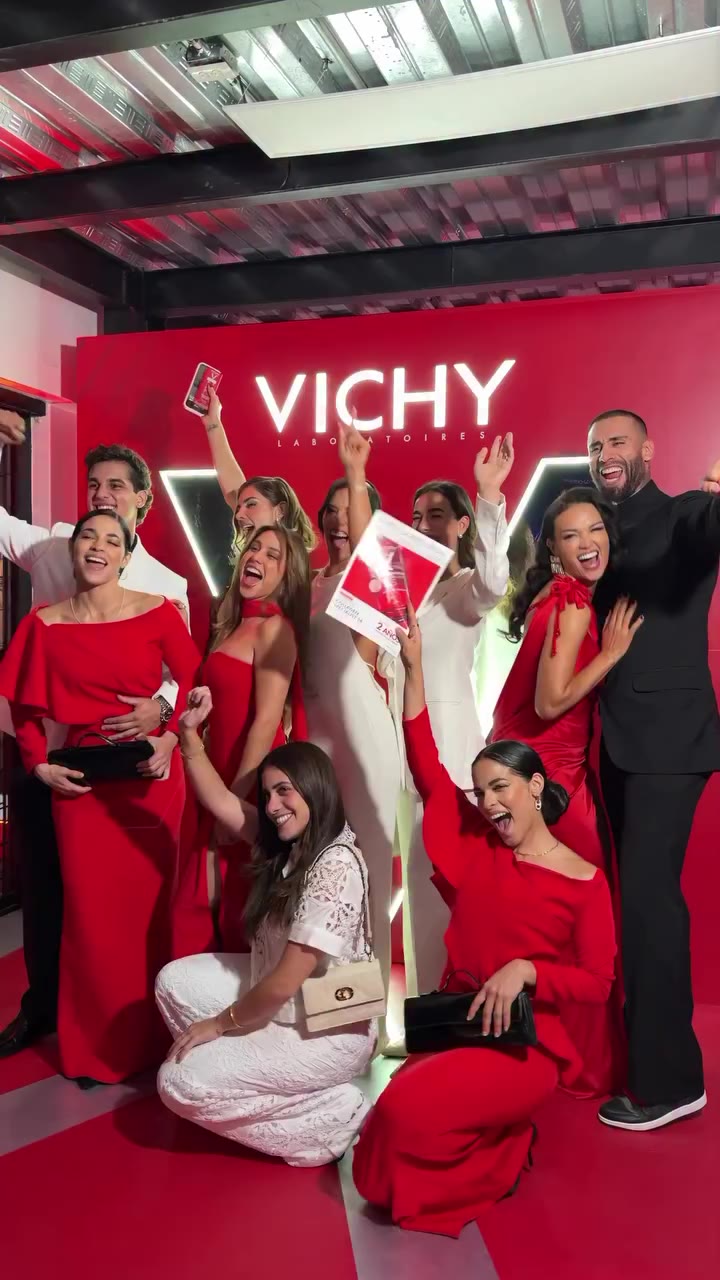 Nuestros looks para la gala de @vichylaboratoires ✨🇨🇴 ¿cuál es tu favorito?