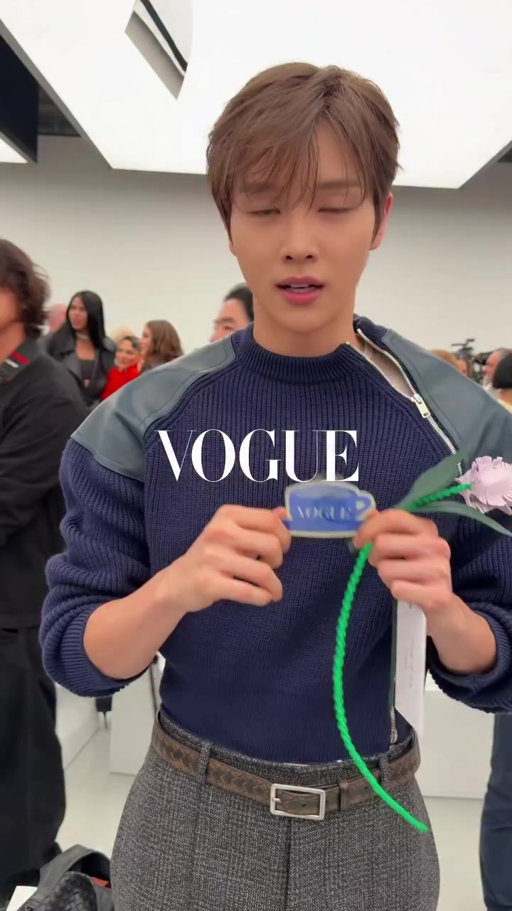 #VogueRunway 보테가 베네타 2027 여름 컬렉션 쇼장에서, 라이즈 성찬의 반가운 인사! edit GA NAMHEE …