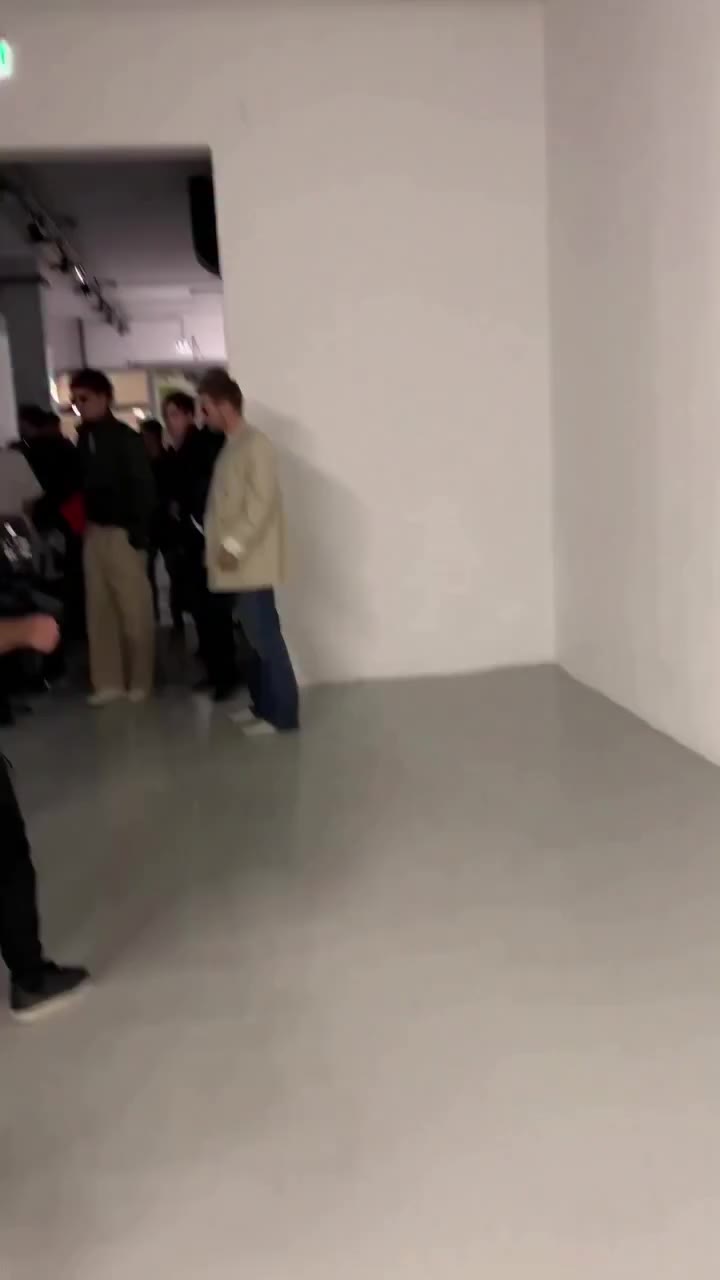 Jacob Elordi robi wejście, którego nie da się przeoczyć! Mediolan, pokaz…