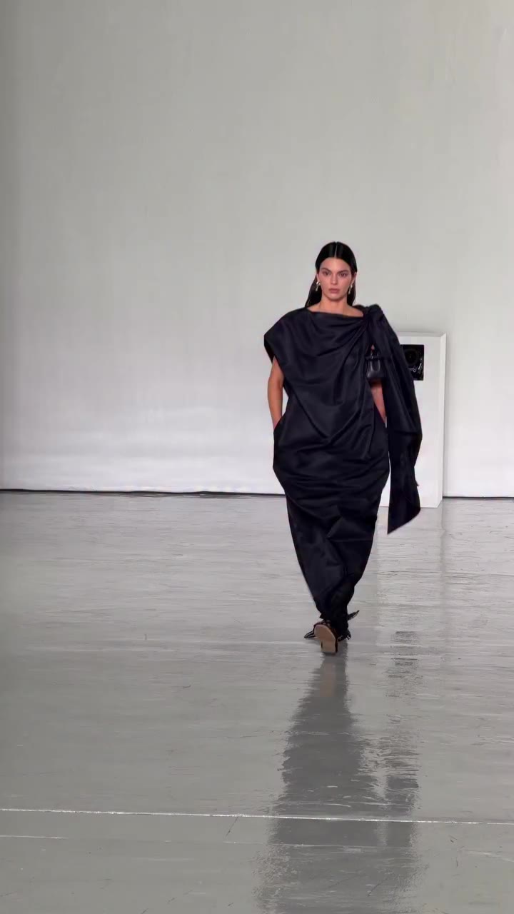 @KendallJenner just closed the spring 2027 Bottega Veneta show, marking her…