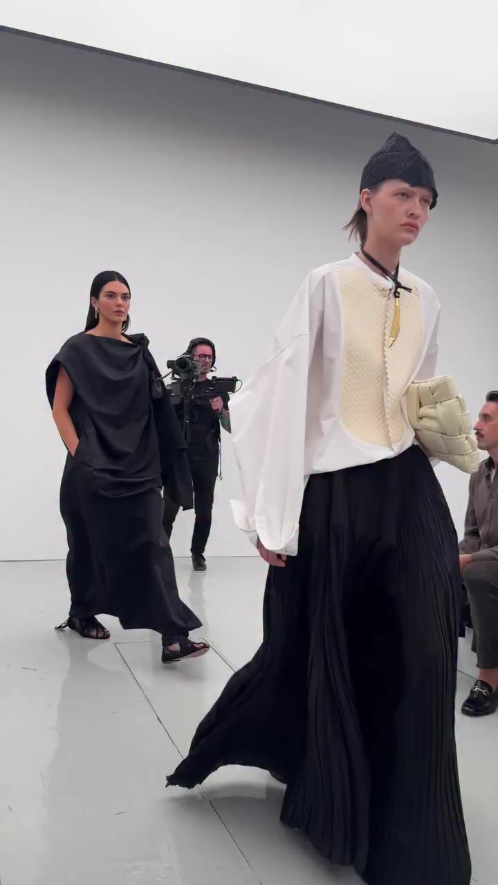 @kendalljenner closes #BottegaVeneta while her bf Jacob Elordi watches from…