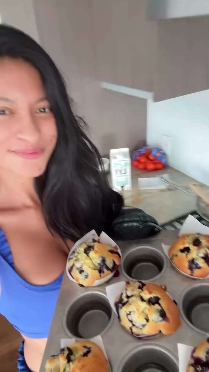 Little baking trick 🧁🫐 If you’re not using every muffin-tin cup, add a…