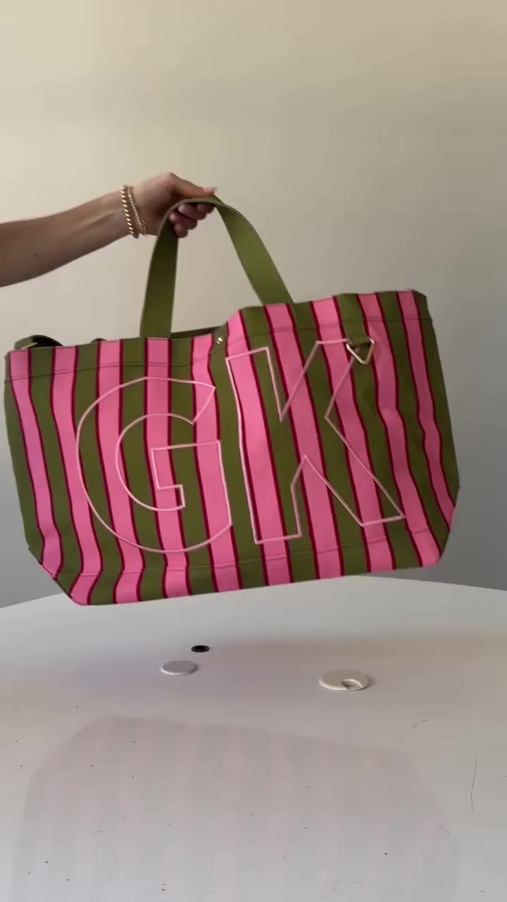 The right tote for whatever you’re carrying. What size are you grabbing? 👜